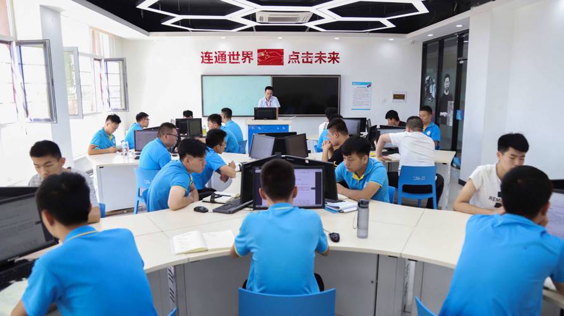 海口网站建设全攻略：从企业官网到小程序开发的落地指南
